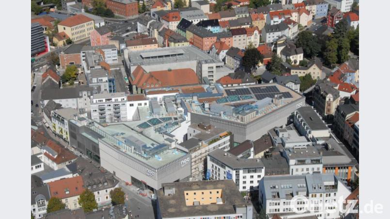 Eingebettet in die Bebauung der westlichen Innenstadt entstand das neue Nordoberpfalz-Center, das am Donnerstag eröffnet wird. Über einen Steg angebunden ist auch ein Parkdeck (Bildmitte) mit 480 Stellplätzen. Luftbild: Michael Ascherl