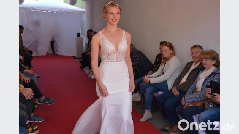 Aktuelle Brautmode präsentierten fünf Models am Oberen Markt in Mitterteich. Die Zuschauer sparten nicht mit Beifall. Bild: jr