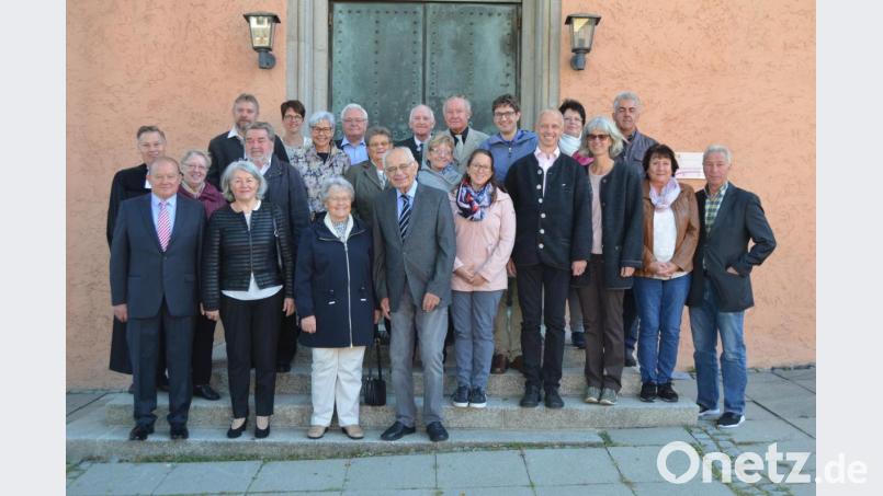 Diese Brautpaare feierten in diesem Jahr ein besonderes Ehejubiläum. Stadtpfarrer Schinke (hinten, links) feiert mit den Jubelpaaren einen Dankgottesdienst in der evangelischen Stadtkirche. Bild: dob