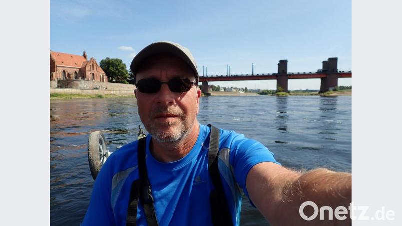 Seit seinem elften Lebensjahr frönt Dr. Leif Zimmermann seinem Hobby, dem Paddeln. Über 100 Gewässer in knapp 30 Ländern hat er paddelnd durch- bzw. erwandert. Bis dato war er ca. 53 000 Kilometer mit einem seiner Kajaks unterwegs. Als er 2015 die 40 000-Kilometer-Marke überschritt, zeichnete ihn der Deutsche Kanuverband mit dem Globus-Abzeichen aus. Repro: u