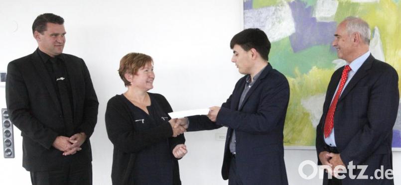 Lukas Obendorfer überreichte der Gewinnerin Roswitha Kick den Gutschein für ein Wellness-Wochenende im Hotel Birkenhof. Landrat Thomas Ebeling (links) und Vereinsvorsitzender Alois Hagl (rechts) gratulierten. Bild: Hirsch