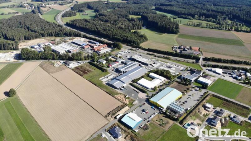 Das Vohenstraußer Gewerbegebiet entwickelt sich bestens. Rechts stößt das Baugebiet "Sommerwiesen" an. Bild: dob