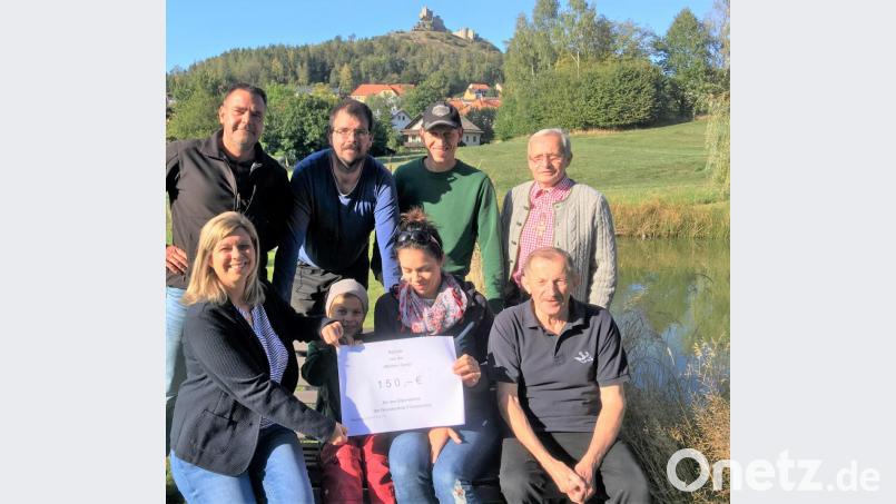 Die &quot;Weiher-Gang&quot; spendet an den Elternbeirat der Grundschule Flossenbürg, (oben, von links) Hans Reichenberger, Harald Striegl, Stefan Strunz und Christian Bötschke sowie unten, von links, Vorsitzende des Elternbeirats Melanie Späth, Jonas Strunz, Kassenverwalterin Pamela Wünsche und Josef Strunz. Bild: cro