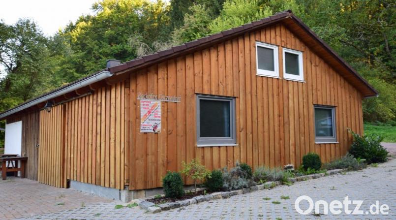 Ein Wirtshaus gibt es in Götzendorf seit 1994 nicht mehr. Das Backofengebäude, das den Bewohnern als Treffpunkt dient, stellt sie in den Bereichen Wetterfestigkeit und Sanitäranlagen nicht zufrieden. Bild: no