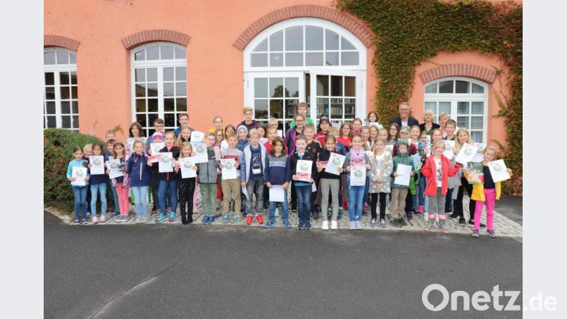 Stolz präsentieren die Leseclub-Kinder ihre Preise und Teilnahmeurkunden. Bei der Übergabe der Preise mit dabei waren Büchereileiterin Cornelia Kolzenburg, Mitarbeiterin Monika Bäuml und Bürgermeister Franz Stahl (hinten von rechts). Bild: exb/Stadt Tirschenreuth / M. Streich