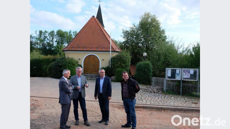 Bürgermeister Werner Roder (Zweiter von links) und Alexander Goller (rechts) als Vertreter des Gemeinderats wird es freuen: Chef Thomas Gollwitzer (links) und Baudirektor Georg Braunreuther (Dritter von links) vom Amt für Ländliche Entwicklung zeigen sich bei einem Ortstermin in Höflas vom Tiefbauprogramm schwer beeindruckt und versprechen Unterstützung für weitere Wünsche. Bild: do