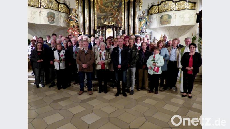 In guten und in schlechten Zeiten: 33 Jubelpaare aus der Pfarrei Pressath und Burkhardsreuth blicken auf viele gemeinsame Jahre zurück. Sie feiern den Festtag mit einem Dankgottesdienst, den Stadtpfarrer Edmund Prechtl zelebriert. Bild: mng