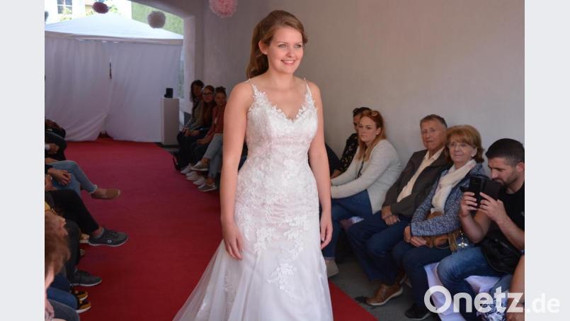 Aktuelle Brautmode präsentierten fünf Models am Oberen Markt in Mitterteich. Die Zuschauer sparten nicht mit Beifall. Bild: jr