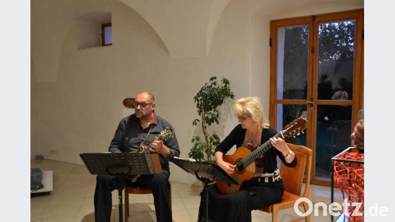 Die aus Pilsen stammenden Musiker Alena Kozáková an der Gitarre und Petr Vrobel an der Mandoline begleiteten die Vernissage mit Barockmusik. Bild: inl