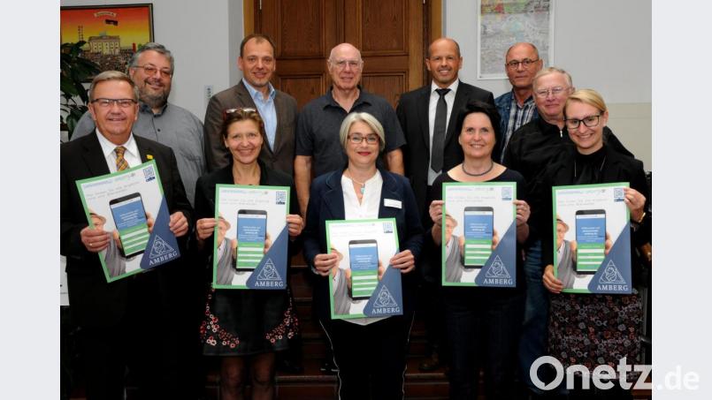 Bei der Vorstellung der neuen Online-Plattform für Senioren (hinten von links): Carsten-Armin Jakimowicz (Malteser-Hilfsdienst), Christian Irlbacher (Katholische Erwachsenenbildung), Klaus Inderst (Kampfkunstschule), Martin Reinhardt (Amt für soziale Angelegenheiten), Dieter Gottow und Bernd Gottschalk (beide Oberpfälzer Waldverein) sowie (vorne von links) Bürgermeister Martin Preuß, Catherine Dill (Freiwilligenagentur), Andrea Ulrich-Prusko (Hospizverein), Birgit Binder (TV 1861 Amberg) und Sabrina Liermann von der Seniorenstelle der Stadt. Bild: Stephan Huber