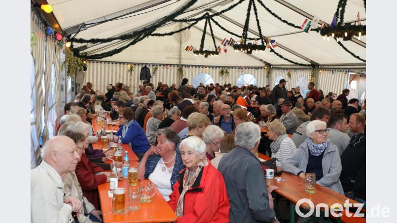 Im Kirwa-Zelt des Rauchclubs lud die Stadt Erbendorf zum Seniorennachmittag ein. Bild: njn