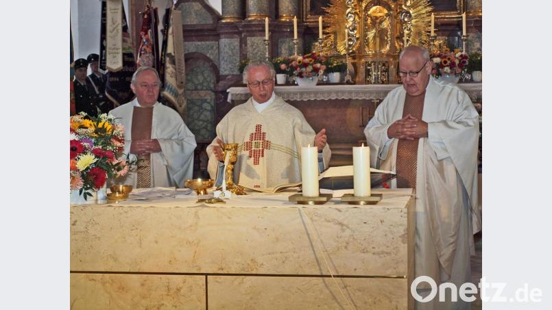In Konzelebration mit Klosterdirektor Pater Ulrich Schrapp (rechts) und dem Leiter des Bildungshauses Pater Christian Liebenstein (links) feierte Pfarrer Hermann Sturm den Festgottesdienst. Bild: sön