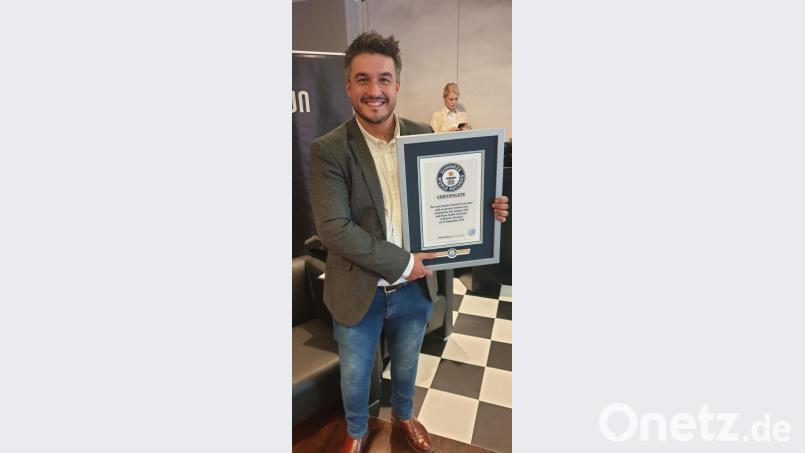 Dan Gregory mit Guinness-Urkunde Bild: exb