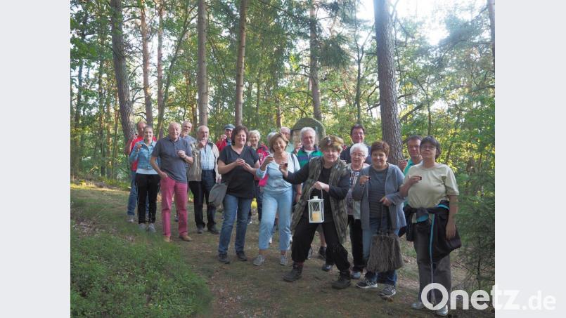 Den Geist spielte die Vorsitzende der Kolpingsfamilie, Martina Mark, die die Kalvarienberg-Wanderer am Weg überraschte. Bild: Kolpingsfamilie Falkenberg/exb