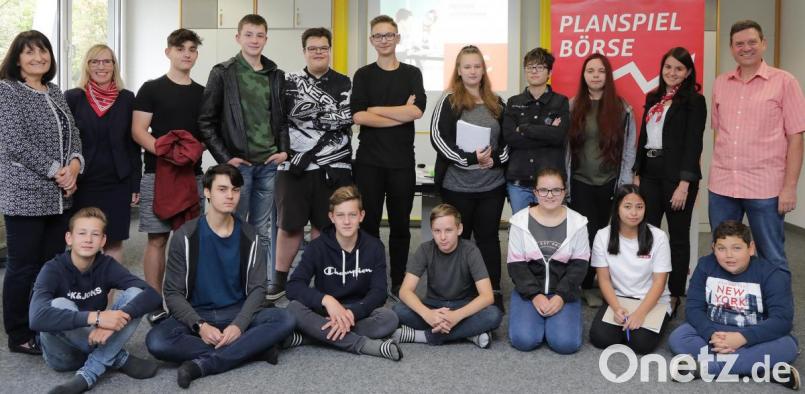 Auch an der Luitpoldschule startet heute das Planspiel Börse. (Hinten links) Schulleiterin Maria Schuller und (hinten rechts) Betreuungslehrer des Planspiels Werner Auerbacher, hießen Kathrin Schmidt (Zweite von links) und Julia Hecht (Zweite von rechts) von der Sparkasse Amberg-Sulzbach zur Eröffnung des Online-Wettbewerbs willkommen. (Hinten fünfter von links) Besonders Simon Meier, Denis Civavic und Kathrin Petrenko freuen sich auf den Wettkampf untereinander. Bild: Wolfgang Steinbacher