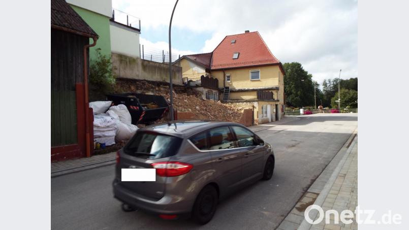 Vom Haus ist nur noch wenig zu sehen, der Verkehr kann wieder ungehindert fließen. Bild: ll