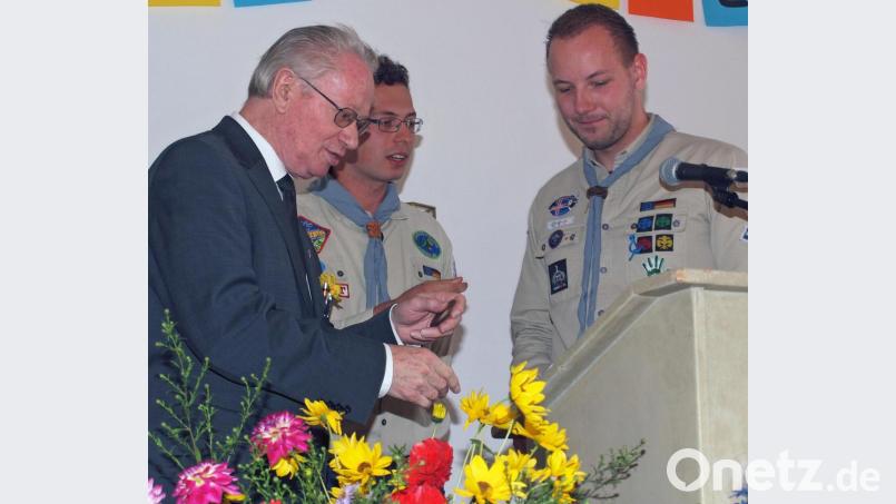 Fabien Frank und Patrick Hierold übergaben an Pfarrer Hermann Sturm (von rechts) die Georgs-Medaille, die Verdienstmedaille der DPSG. Bild: sön