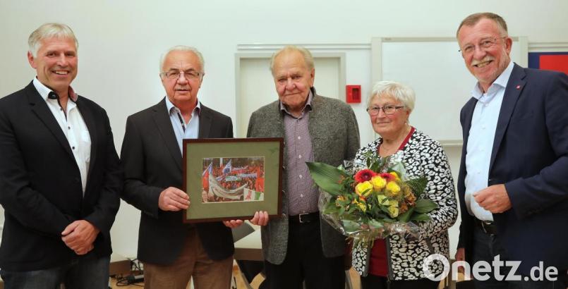 IGM-Bevollmächtigter Horst Ott, Albert Vetter, ehemaliger Betriebsratsvorsitzender der Maxhütte (von links), und Johann Horn (rechts), Bezirksleiter der IG Metall Bayern, gratulieren dem langjährigen und engagierten Gewerkschafter Josef Donhauser nachträglich zum 90. Geburtstag. Für Donhausers Ehefrau Gunda gab es Blumen. Bild: Wolfgang Steinbacher