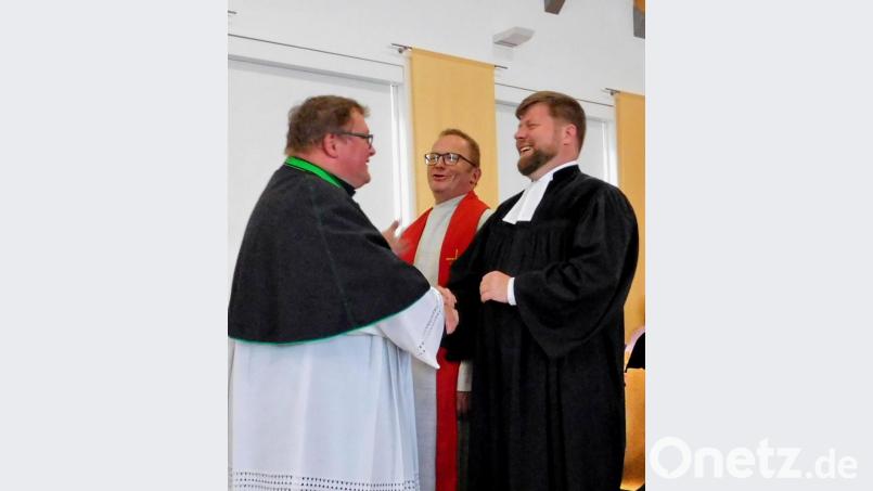Mit dem evangelischen Pfarrer Hannes Kühn und Diakon Klaus Lobenhofer möchte der katholische Geistliche Sven Grillmeier (von rechts) „an einem Strang zu Gott ziehen. Bild: hai
