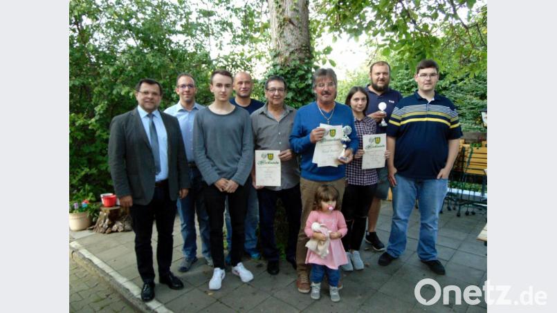 Dorfschützenkönig 2019 in Rosenberg nennt sich Bernhard Partsch (Vierter von rechts), der stolz seinen Pokal in Händen hält. Zweiter Bürgermeister Günter Koller (links), Zweiter Schützenmeister Martin Partsch (Zweiter von links) sowie Dritter Schützenmeister Markus Rupprecht (rechts) gratulieren ihm und den Platzierten. Bild: fnk
