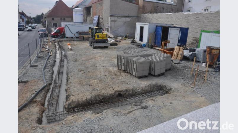 Die freie Fläche zur Regensburger Straße hin wird eine kleine Mauer abgrenzen. Dahinter sind vier Stellplätze vorgesehen. Unter den Containern ist eine weitere alte Mauer versteckt, die ebenfalls noch freigelegt wird. Bild: ws