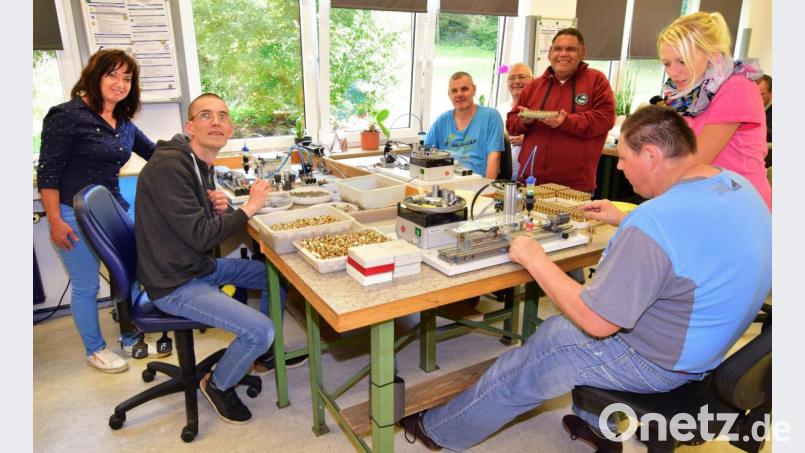 Eine Gruppe bei der Montage von Kupplungen. Links im Bild die Leiterin der arbeitstherapeutischen Werkstatt, Elfriede Pirner, rechts Heilerziehungspflegerin Anja Dotzler. Bild: no