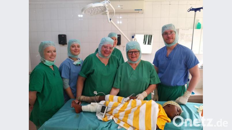 Vielen Kindern mit entstellten Gliedmaßen half das Team von Dr. Annemarie Schraml (Zweite von rechts) auch beim 31. Einsatz. Bild: exb