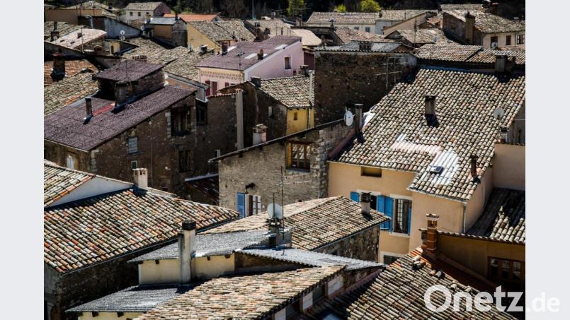 Mit Autor und Hobbyfotograf Helmut Luckhardt lassen sich die Zuhörer bei einem Bildervortrag auf eine Reise durch Frankreich mitnehmen. Dachlandschaft Castellane. Bild: exb/Helmut Luckhardt