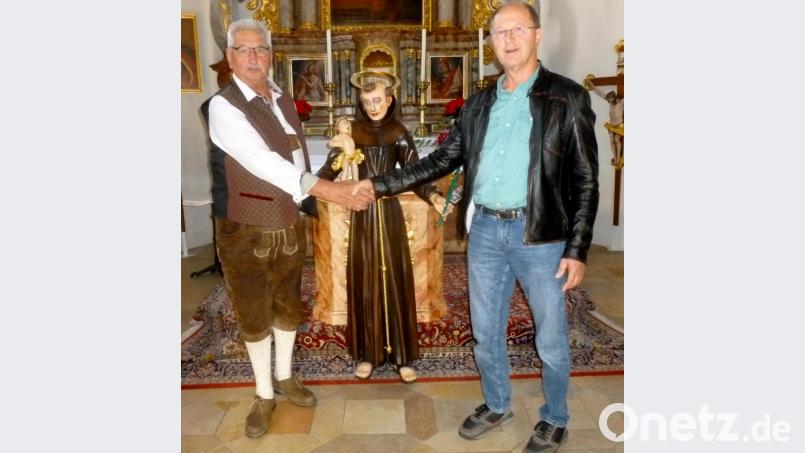 Mesner Hans Schöberl (rechts) bedankte sich bei Anton Lößl für die Spende. Im Hintergrund die restaurierte Statue des heiligen Antonius. Bild: lts