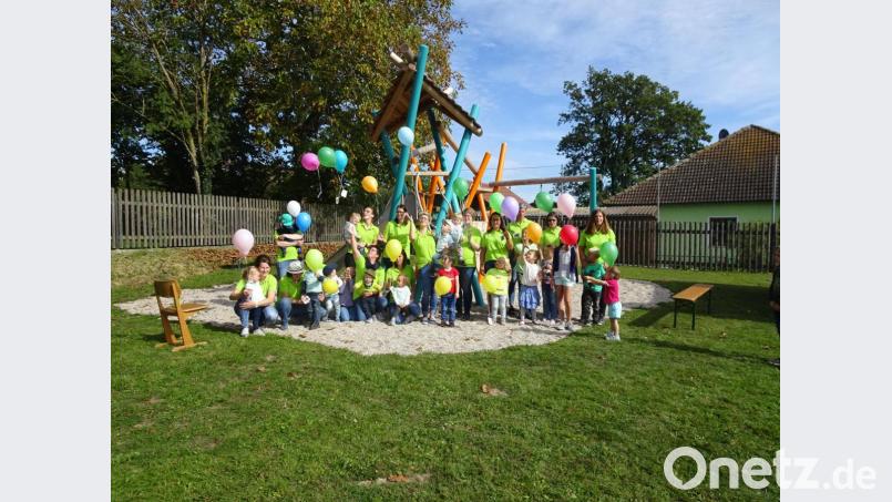 Zahlreiche Kinder tummelten sich auf dem neuen Spielplatz. Bild: hm