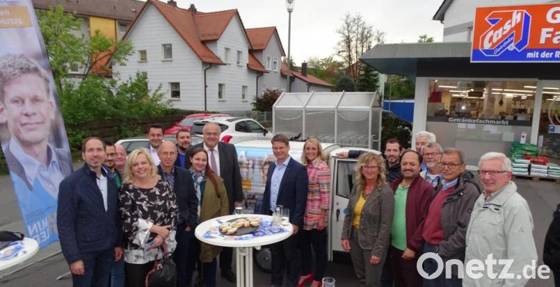 Die „Zuhör-Tour“ der CSU mit OB-Kandidat Benjamin Zeitler (rechts am Tisch) nimmt Fahrt auf durch die Stadtteile mit 16 Terminen, um mit den Bürgern ins Gespräch zu kommen. Bild: Dobmeier