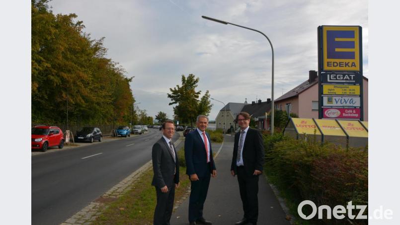 Ab Mitte Oktober werden weitere 492 Straßenlampen im Mitterteicher Stadtgebiet und in den Ortsteilen auf LED-Technik umgerüstet, unter anderem in der Waldsassener Straße (Bild). Bei einem Ortstermin informierten Bürgermeister Roland Grillmeier (Mitte) sowie Dr. André Zorger (links) und Markus Windisch vom Bayernwerk über die Maßnahme. Bild: jr