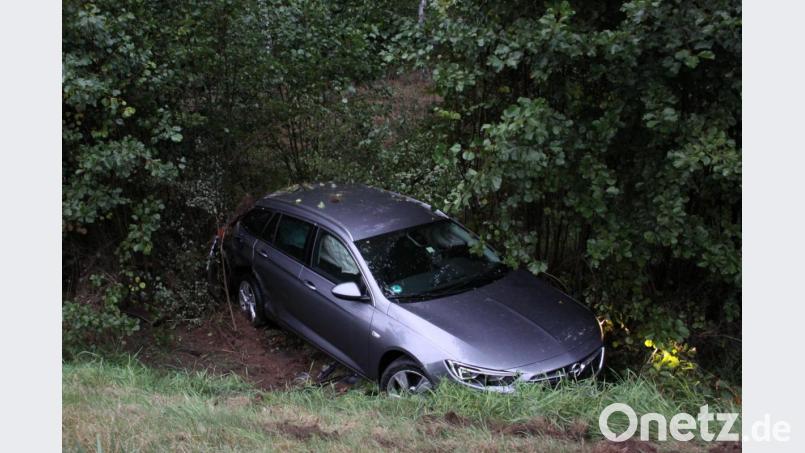 Der Opel bleibt am Fuß der Böschung liegen. Bild: za