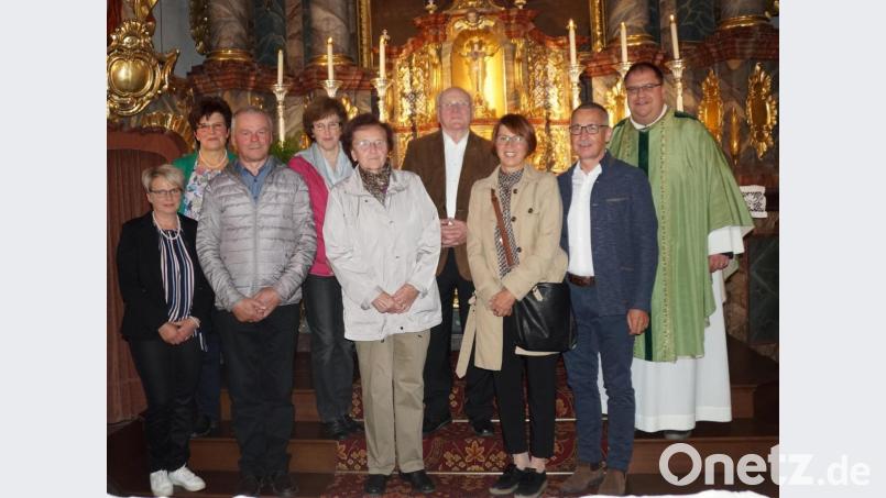 Drei Jubelpaare feierten gemeinsam mit Pfarrer Markus Urban und der Gemeinde ihren Ehejubiläumsgottesdienst: Agnes und Johann Kraus, Rosa und Günter Schmid sowie Angelika und Richard Brunner (von links). Pfarrer Urban gratulierte gemeinsam mit Waltraud Fischer und Monika Paumer (von links). Bild: weu