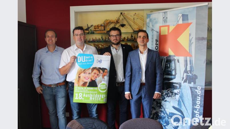 Die vier Organisatoren Patrick Schraml, Messeleiter Horst Fröber, Christopher Kropf und Bernd Neupert (von links) rechnen am 28. September mit 2500 bis 3000 Messebesuchern im Otto-Hahn-Gymnasium Marktredwitz. Bild: mri
