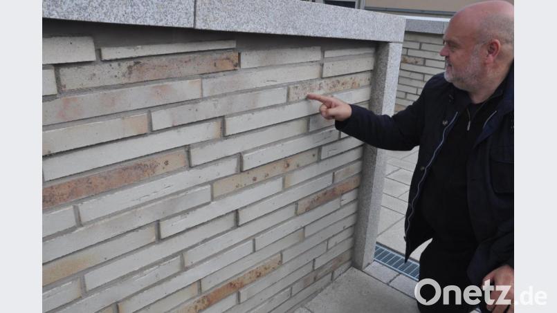 Planer Peter Brückner will mit den extra gefertigten Ziegeln bei der Verkleidung der Mauerstücke auch den Farbton und die Unregelmäßigkeit der Natursteine treffen. Bild: ws