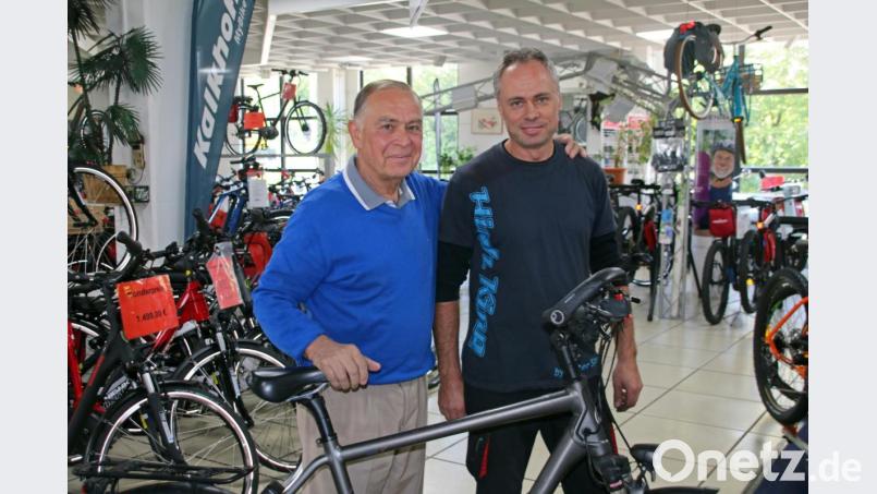Arbeitstier Peter Stadler (links) zurück in seinem Amberger Geschäft mit seiner zuverlässigen Stütze, Zweiradmechaniker Vitaly Hack. Bild: jrh