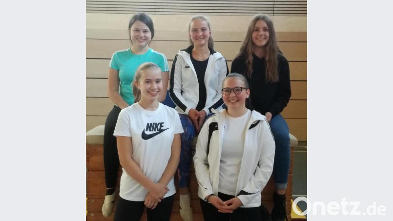 Helena Reisinger und Nadine Wieder (vorne, von links) sind Jugendleiterinnen der DJK, Isabel Wallner, Katharina Baierl sowie Johanna Sperber (hinten, von links) sind Jugendsprecherinnen. Bild: exb