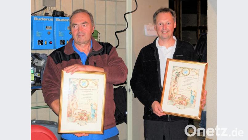 Mit schönen Erinnerungsurkunden wurden die Co-Festleiter Ehrenvorsitzender Berthold Herrmann (links) und Generalmanager Stefan Kabitschke in der Nachfeier der Jubelwehr &quot;in Anerkennung ihres vorbildlichen Engagements&quot; geehrt. Bild: tu