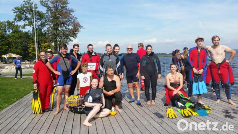 19 Grad Wassertemperatur schrecken die Weiherhammerer Wasserwachtler nicht ab. Sie legen die 1,5 Kilometer lange Strecke durch den See zurück. Bild: bk