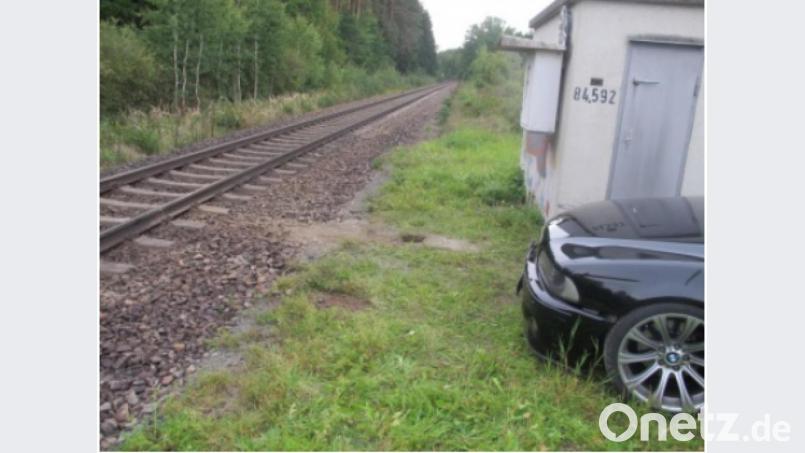 Ein hilfsbereiter Verkehrsteilnehmer half, das Auto von den Gleisen zu ziehen. Bild: exb