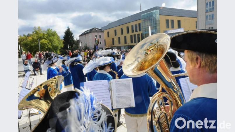 2017 gab es schon einmal eine Luftklangmeile in Amberg. Das Foto zeigt den Musikzug Hirschau auf dem Bürgerplatz gegenüber dem Bahnhof. Bild: Stephan Huber