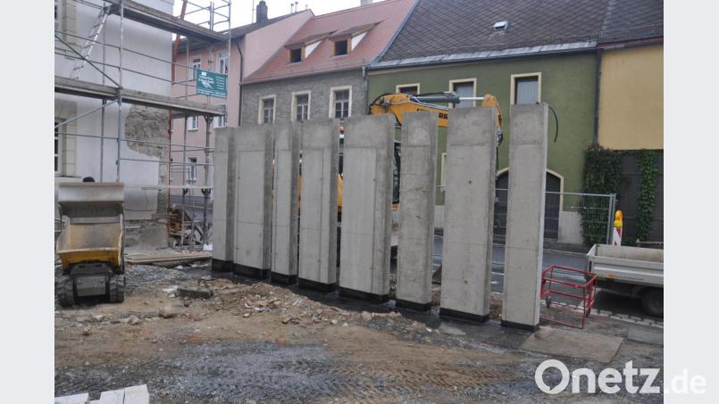 Die „Säulenmauer“ soll dem kleinen Platz zwischen alter Polizei und altem Kloster ein bisschen Diskretion verschaffen. Der Beton erhält eine einfache Putzschicht, obenauf kommt noch ein Querträger. Bild: ws
