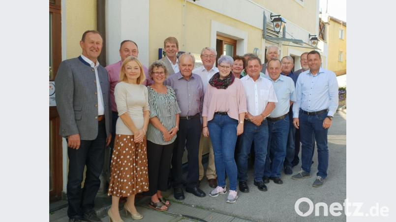 Sie wünschten dem Jubilar alles Gute (vorne, von links): Veronika Frenzel, Gabi Pilz, Josef Donhauser, Lisa Hartinger, Peter Karzmarczyk, Franz Kölbl, Uwe Bergmann; hinten, von links: Richard Gaßner, Hans Hartinger, Michael Rischke, Werner Cermak, Monika Rambach, Herbert Breitkopf, Reinhold Strobel und Manfred Moser. Bild: Katharina Hackl