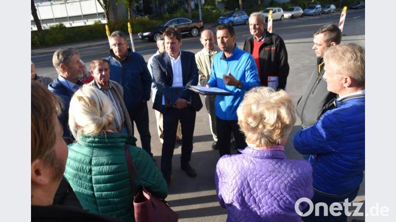 Baudezernent Oliver Seidel und Tiefbauamtsleiter Hubert Grillmeier (mit Unterlagen in den Händen) erläuterten den Genossen um Stadtrat Horst Fuchs (hinten, rechts) und vielen weiteren Interessierten die Überlegungen bezüglich des "Kreisels" beim Kepler-Gymnasium. Bild: hcz