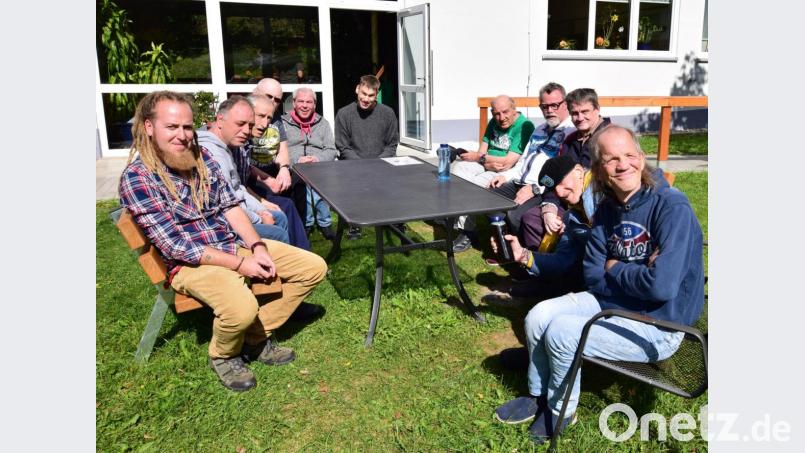 Neben den Arbeitsphasen kommt die Entspannung im Grünen nicht zu kurz. Links Heilerziehungspfleger Robert Fiedler. Bild: no