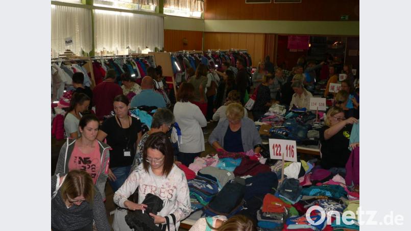 Der Basar für gebrauchte Kinderkleidung bietet wieder eine große Auswahl. Bild: mh