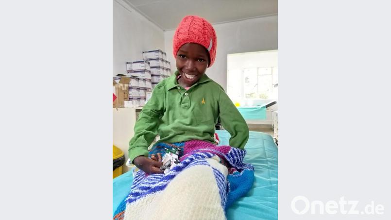 Simon strahlt übers ganze Gesicht, denn auch seine OP ist gut verlaufen. Bild: exb