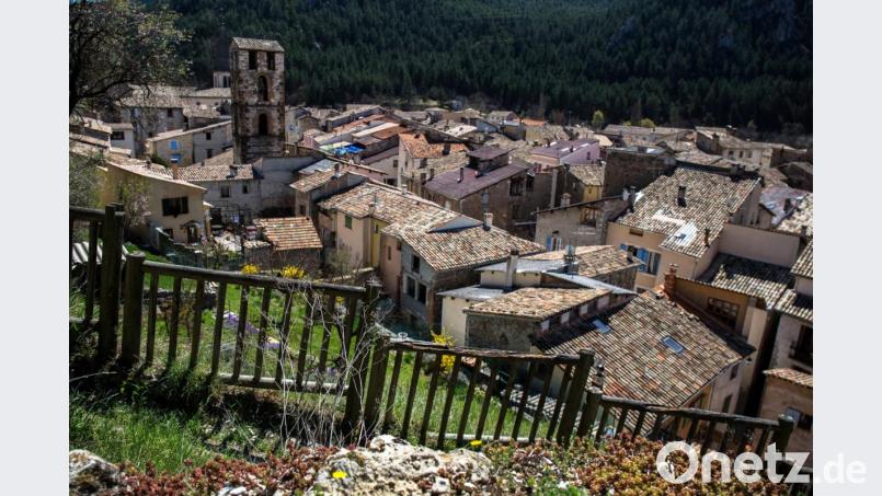 Mit Autor und Hobbyfotograf Helmut Luckhardt lassen sich die Zuhörer bei einem Bildervortrag auf eine Reise durch Frankreich mitnehmen. Hier das alte Castellane. Bild: exb/Helmut Luckhardt