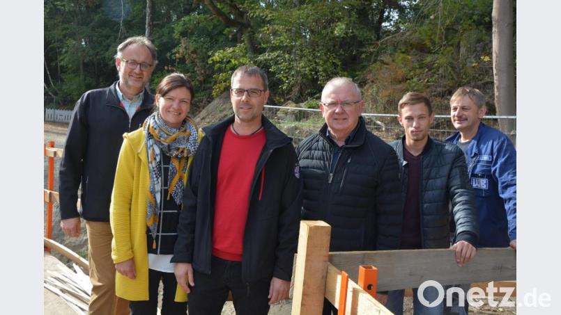Über den Baufortschritt informierten bei einem Ortstermin (von links) Planer Günter Schwab, VG-Kämmerin Ursula Ockl, VG-Bauamtsleiter Thomas Grillmeier, Bürgermeister Ernst Neumann, Bauleiter Sebastian Bauer und Polier Ludwig Wenning. Bild: jr